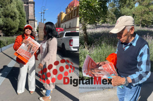 Ruth Salinas reparte periódicos con su informe legislativo en calles de Toluca.