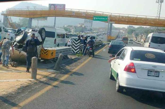 Una camioneta negra y otra blanca se impactaron al bajar del puente de la Concordia.