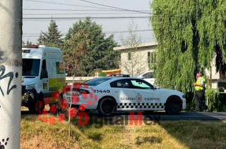 El conductor del taxi huyó tras quitar las placas de su unidad.