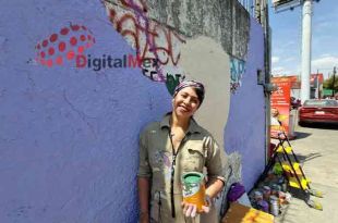 La muralista Mina Nava realizó un diseño en honor a las nenis en la calle de Rayón casi esquina con Gómez Farias.