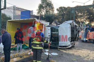 Choca camión de carga contra autobús de pasajeros en Toluca