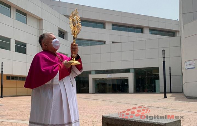 #Video #Toluca: Recorre arzobispo Chavolla hospitales para bendecir por #Covid-19