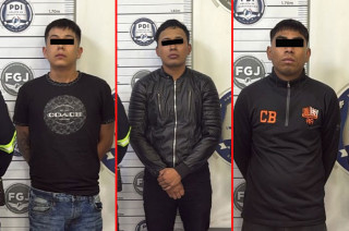 Tras una revisión protocolaria, hallaron tres envoltorios con hierba verde con características de marihuana y un arma de fuego artesanal.