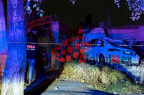 Paramédicos que acudieron al llamado de emergencia confirmaron el fallecimiento del hombre y trasladaron a la conductora en estado grave tras rescatarla del vehículo.