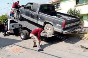 Dentro del programa Calles Limpias en Ecatepec, levantan autos abandonados