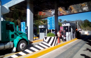 Habitantes levantan plumas de la Tenango-Ixtapan para exigir ampliación de puente peatonal