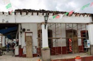Desde la semana pasada el techo de los portales de Valle de Bravo está siendo removido