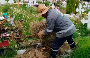 Toluca alista sus panteones para el Día de Muertos