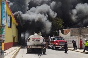 Arde fábrica de plásticos en Ecatepec