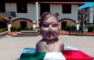 Develan busto de López Obrador, obra del creador del Juárez “alien”