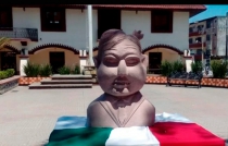 Develan busto de López Obrador, obra del creador del Juárez “alien”