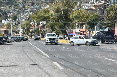 Vehículo particular en circulación en el Estado de México, donde contar con licencia de conducir vigente es obligatorio.