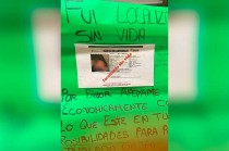 En la cartulina tiene colocado un número telefónico y un número de cuenta para depositar dinero