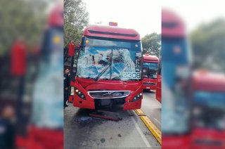 Dos autobuses de la Línea 2 del Metrobús chocaron por alcance en la Ciudad de México; las autoridades confirmaron que ninguna de las personas heridas se encuentra grave.