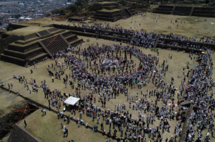 Asistentes participan en la ceremonia de clausura del Festival del Quinto Sol en la Zona Arqueológica de Teotenango