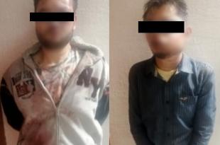 La policía fue alertada por la propietaria del domicilio, quien denunció que al interior del inmueble se encontraban los dos sospechosos forcejeando con sus familiares.