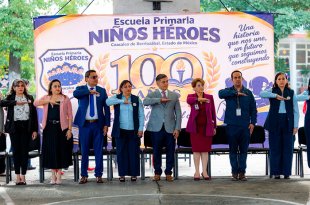 El alcalde participó en la celebración por los 100 años de la Escuela Primaria Niños Héroes y reconoció la labor de docentes y familias.
