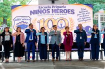 El alcalde participó en la celebración por los 100 años de la Escuela Primaria Niños Héroes y reconoció la labor de docentes y familias.
