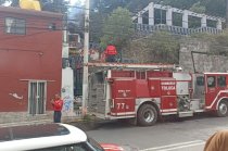 Bomberos y elementos de Protección Civil sofocaron un incendio en un inmueble deshabitado del Parque Matlazincas, en Toluca.