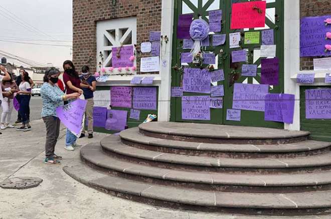 Colocan mensajes de apoyo en las puertas de Preparatoria No. 5