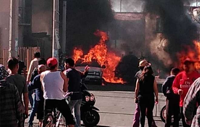 El saldo preliminar es de un hombre lesionado grave, tres vehículos calcinados y algunas viviendas con daños en su estructura