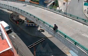 #Video: Mujer policía salva a hombre que intentaba saltar de un puente en #Naucalpan