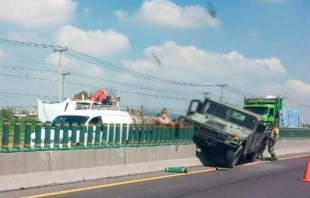 Carro militar sufre aparatoso accidente en el Circuito Mexiquense, en #Jaltenco