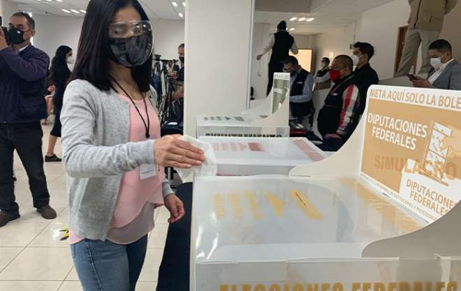 Con la presencia de Joaquín Rubio, así como de Patricia Lozano, se llevó a cabo pasó a paso la simulación de lo que será un día de elección y las medidas de seguridad sanitaria que se tomarán en cada una de las casillas.