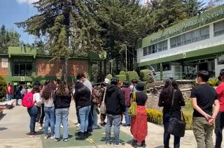 Personal de los edificios públicos evacuaron, mientras que algunos ciudadanos que escucharon la alarma detuvieron su paso.