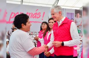 Entrega el Gobernador mexiquense cerca de 8 mil tarjetas del programa Salario rosa.