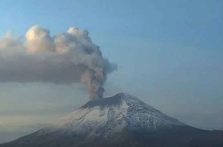 #Video: Dura noche para el Popocatépetl; constante tremor y emisión de ceniza