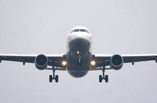 La aeronave quedó detenida a un costado de la pista.
