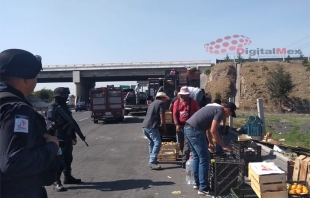#ÚltimaHora: vuelca camioneta con fruta en la #Toluca-Atlacomulco