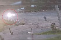 Un video registró el momento en que un automóvil invadió el acotamiento de la carretera Toluca-Temascaltepec y embistió al menor mientras entrenaba en bicicleta.