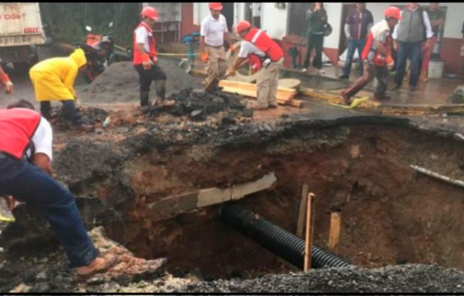 Se abre socavón en carretera federal Valle de Bravo