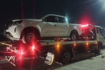 La agresión ocurrió a la altura del penal de Santiaguito, cuando un sujeto a bordo de una motocicleta se le emparejó y abrió fuego en repetidas ocasiones contra la camioneta Nissan blanca, tipo Pick Up.