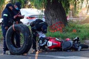 La motocicleta de la marca Italika quedó arrumbada sobre el carril de alta velocidad.