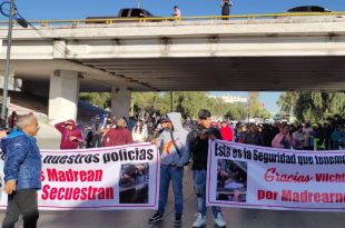 Inconformes pertenecientes a la organización México Por Una Vivienda Digna, señalaron supuestos abusos de la policía municipal y detenciones arbitrarias.