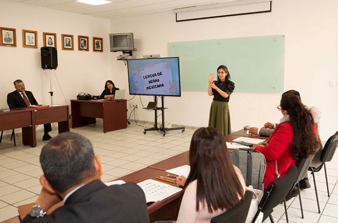 Viridiana Esquivel Colindres, Intérprete de Lengua de Señas Mexicanas del DIFEM