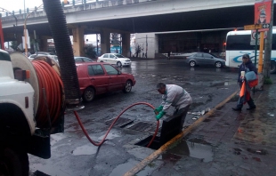 Limpian coladeras en Toluca; piden a la población no tirar basura en ellas