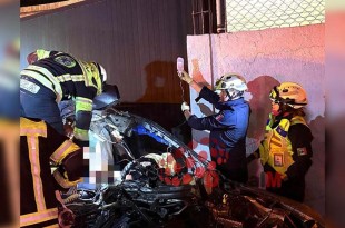 El accidente ocurrió a la altura de la preparatoria Argos, en la comunidad de San Miguel Totocuitlapilco, donde el conductor perdió el control del auto, presuntamente debido al exceso de velocidad.