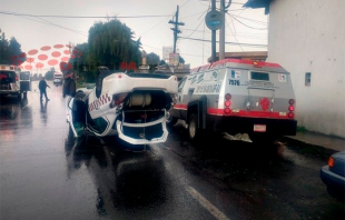 Toluca-Tenango: carambola entre autobús y taxi deja tres lesionados