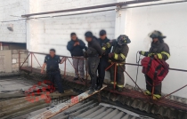 #Video #Toluca: Se metió a robar a Office Depot y tuvo que ser rescatado por bomberos