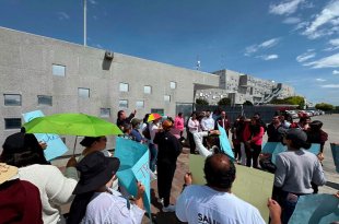Trabajadores del Hospital Regional de Alta Especialidad de Zumpango mantienen una protesta pacífica.