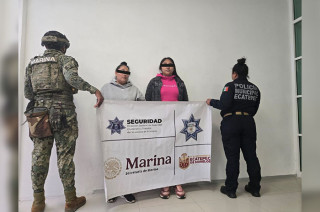 Lizbeth “N”, de 26 años, y Berenice “N”, de 43, fueron aseguradas tras alterar el orden en un departamento de Valle de Ecatepec.