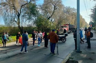 Trabajadores del IMSS y padres de familia mantienen manifestaciones en dos puntos de Metepec, lo que provoca cierres viales y afectaciones a los automovilistas.