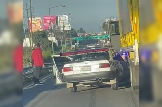 El choque ocurrió en dirección a la Ciudad de México, cuando el taxi quedó incrustado en el costado del camión, bloqueando parcialmente los carriles centrales de la vía.