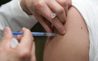Entre los beneficios que aportan las vacunas para combatir el virus SARS-CoV-2, destaca su eficacia para reducir las complicaciones de la enfermedad.