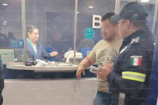 Sucursal bancaria en Plaza San Fermín, Toluca, donde un cliente fue asaltado y despojado de 300 mil pesos por un sujeto armado que logró escapar en motocicleta.