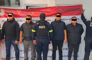 Al finalizar la inspección, localizaron un rifle calibre 22 milímetros, dos armas calibre 9 milímetros y un par más de réplicas de pistolas